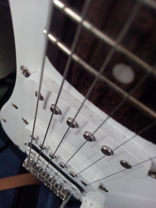 Почему струны. Старые струны. Почему струны. Нейлоновые струны для акустической бас гитары. Струны для электрогитары.