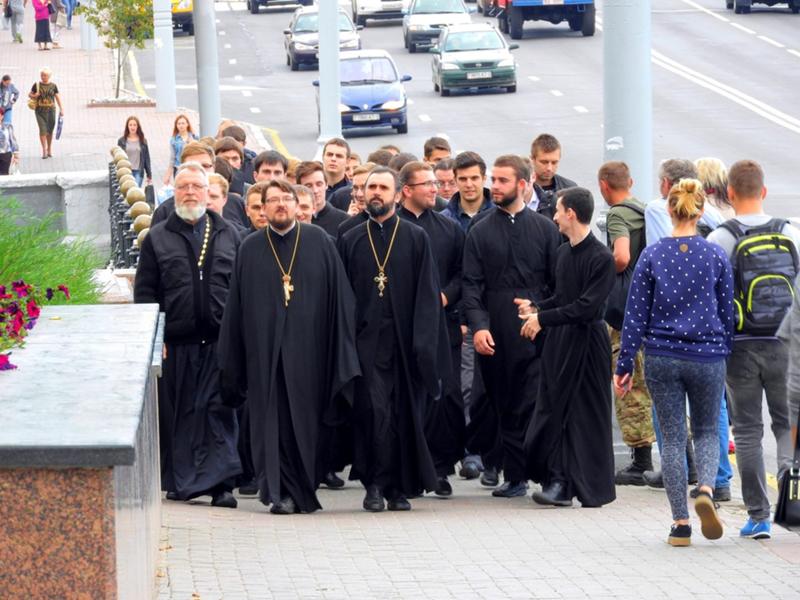 семинаристы православие. собрание священников. тверская духовная семинария инспектор. священник и миряне. православное христианство.