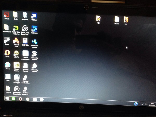 Почему темный экран. Черный экран монитора. Черный экран на ноутбуке. Черные оттенки на мониторе. В ноутбуке стал черный экран.