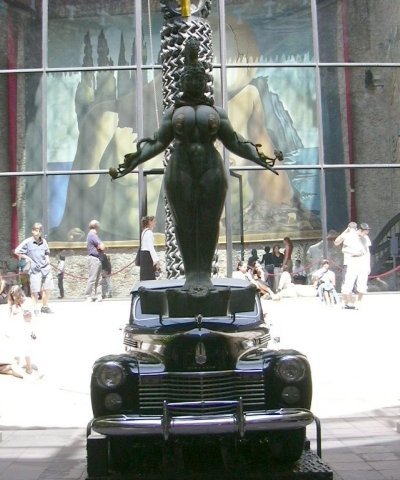 дождливое такси сальвадора. дождливое такси сальвадора. дождливое такси. дождливое такси (музей сальвадора дали в барселоне, испания).