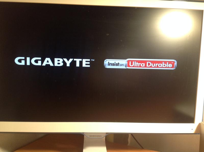 Заставка Gigabyte при включении компьютера. Компьютер Gigabyte загрузка. При включение компьютера Gigabyte. Комп зависает на заставке.