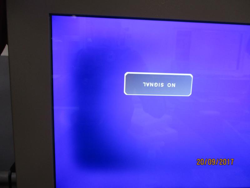 экран для проектора в интерьере. черные пятнышки на экране проектора. тёмное пятно на экране смартфона. черное пятно на мониторе. пятно на экране проектора.