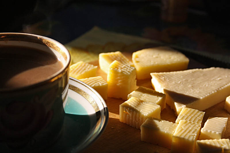 есть сыр с утра. употребления различных продуктов. какие продукты лучше есть. чай и сыр. сырное ассорти.