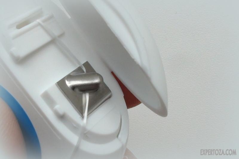 Как достать зубную нить. Как открыть зубную нить. Чистка зубов зубной нитью. Как достать зубную нить. Зубная нить в синенькой коробочке.