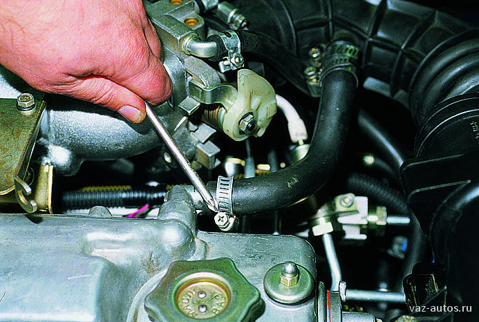 Клапан вакуумного усилителя тормозов логан. Как снять трубку идущую. Шланг отопителя ваз 2114. Клапан вакуумного усилителя тормозов ваз 2107. Как снять трубку идущую.