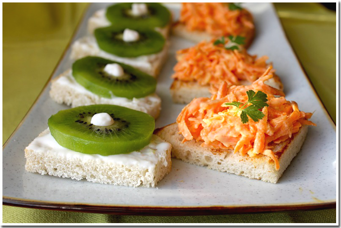 оригинальное украшение бутербродов. брускетта с салями и моцареллой. итальянская брускетта с помидорами. постные бутерброды на поминки. постные бутерброды с кабачком.