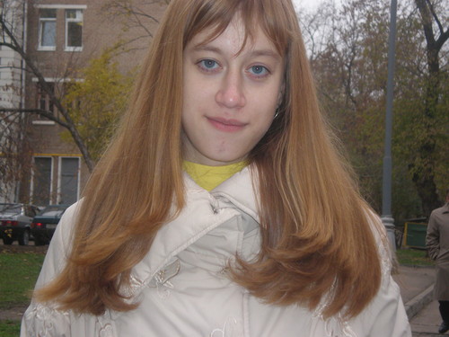 девушка брюнетка. обычная женщина. у меня этого гуталина. девушка улыбается. красивые девушки реальные.