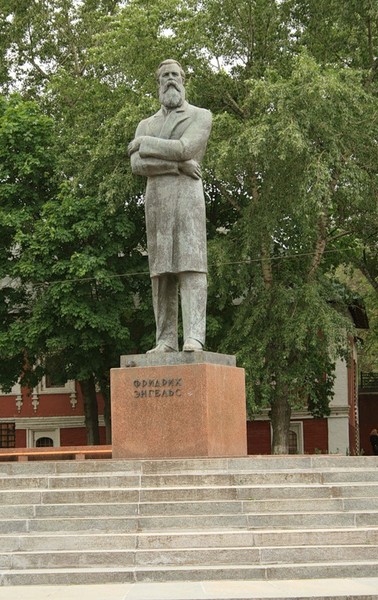 метро кропоткинская памятник энгельсу. памятник фридриху энгельсу энгельс. памятник энгельсу на кропоткинской. памятник фридриху энгельсу энгельс. памятники города энгельса.