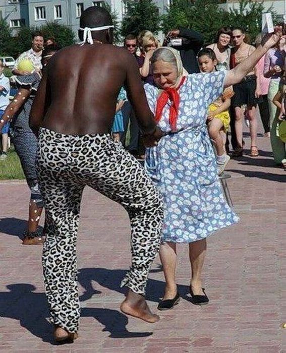Смешная картинка танцующих людей