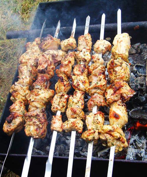 Вчерашний шашлык. Шашлык с лимоном и базиликом. Вчерашний шашлык. Майские шашлычки одесса. Шиш кебаб.