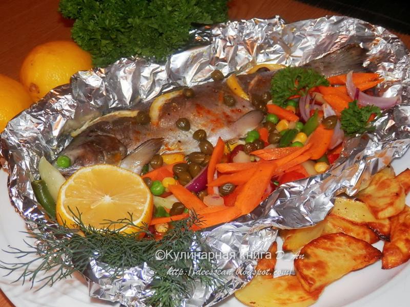 Форель радужная с овощами. Запеченная форель в духовке с овощами рецепт. Радужная форель в духовке. Форель с овощами в духовке. Форель с овощами в духовке.