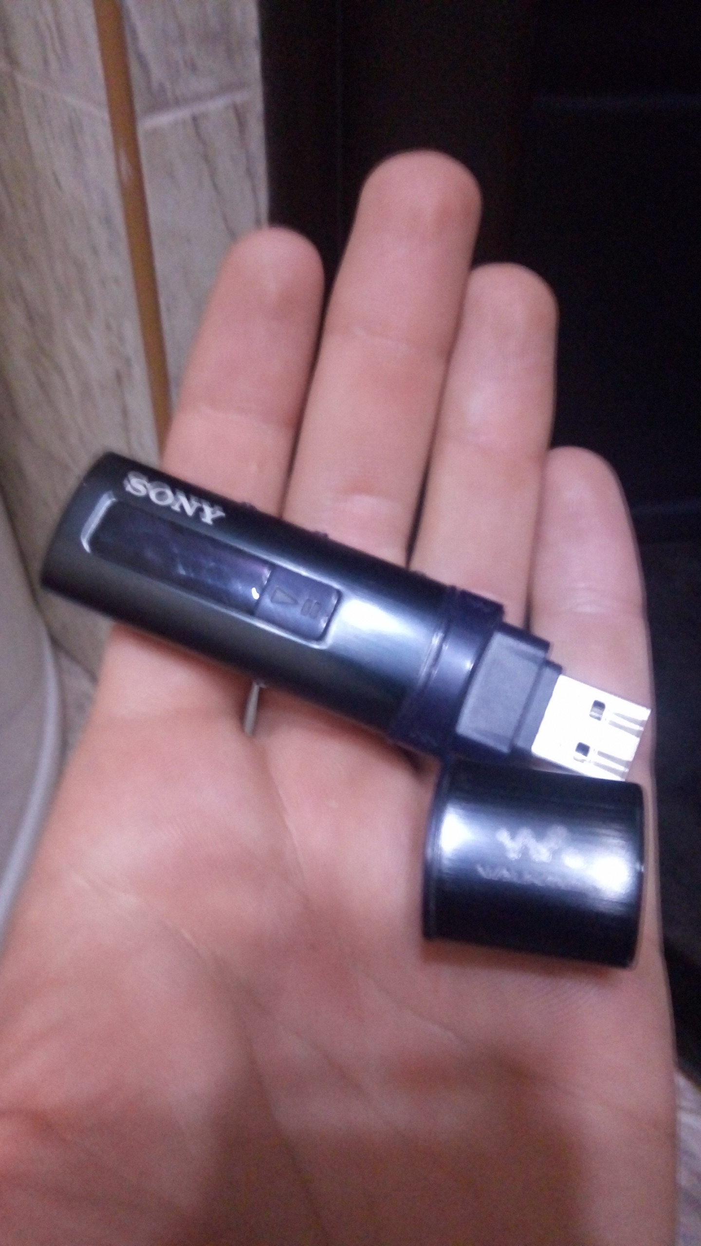 Mp3 плеер excellence 299р. Заряжается плеер. Плеер aceline i100. Мп3 плеер 300 рублей. Провод ldh для ipod shuffle.