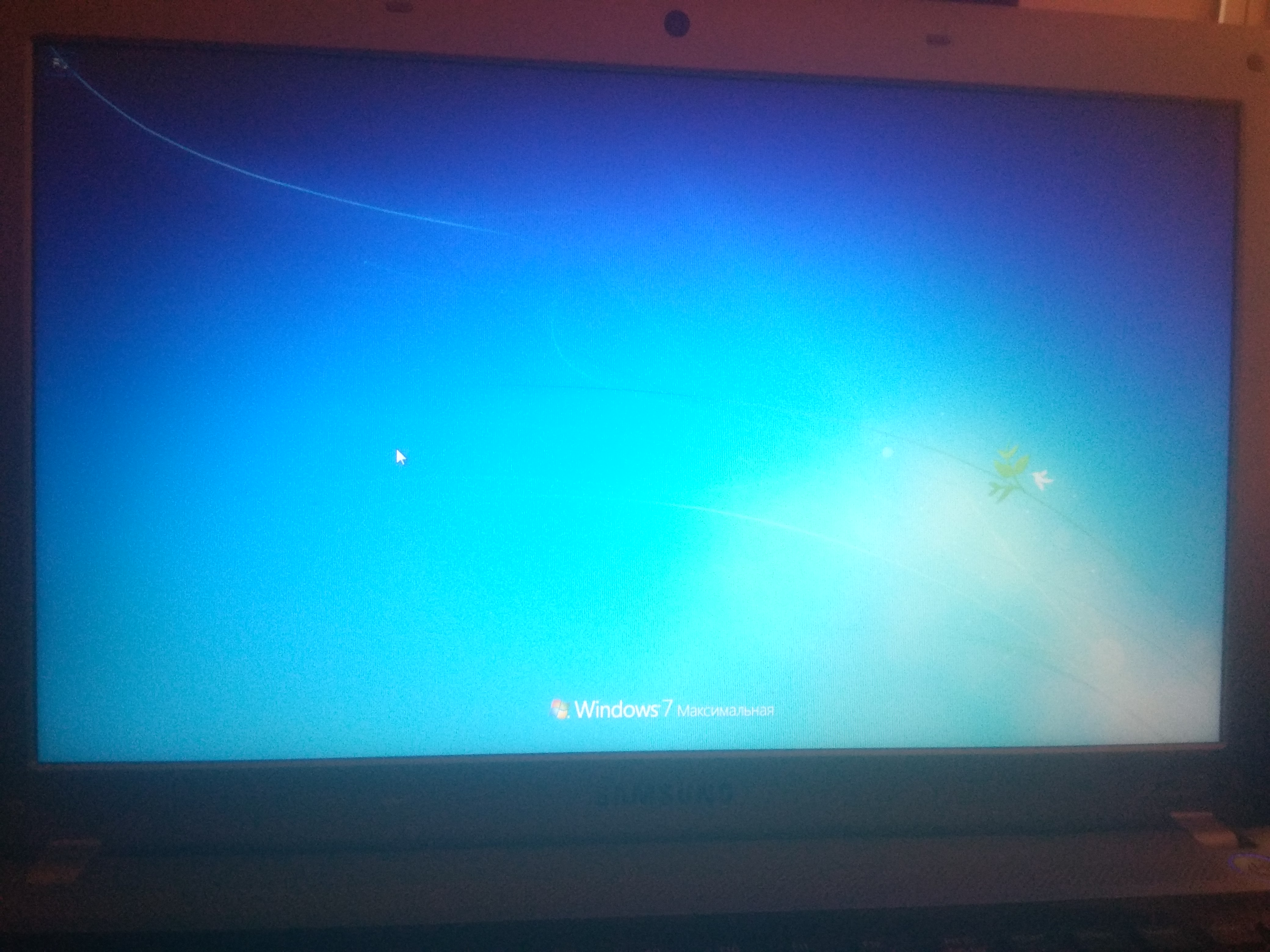 Голубой экран на компьютере без надписей. Синий экран перезагрузка windows 10. Голубой экран без надписей. Синий экран при включении. Синий экран с курсором.