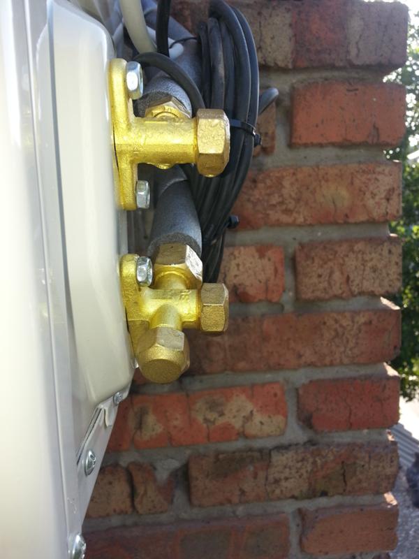 Кран наружного блока кондиционера. Клапан заправочный кондиционера внешний блок. Краники наружного блока кондиционера. Вышка для установки кондиционера. Краны кондиционера внешнего блока.