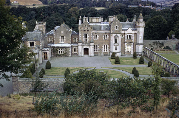 Эбботсфорд поместье вальтера скотта. Замок абботсфорд шотландия. Замок скотта. Шотландия имение. Поместье в шотландии.