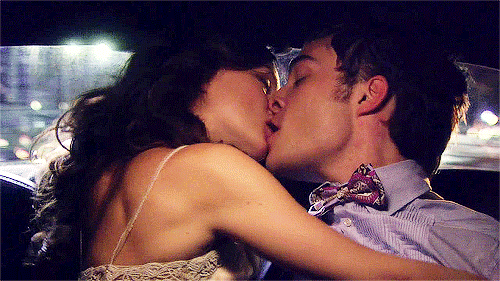 Curly shaved screaming makeout