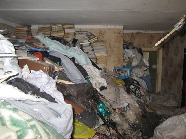 Синдром накопительства плюшкин. Дом человека с синдромом плюшкина. Синдром диогена: патологическое накопительство. Как называется болезнь когда человек тащит. Синдром диогена: патологическое накопительство.