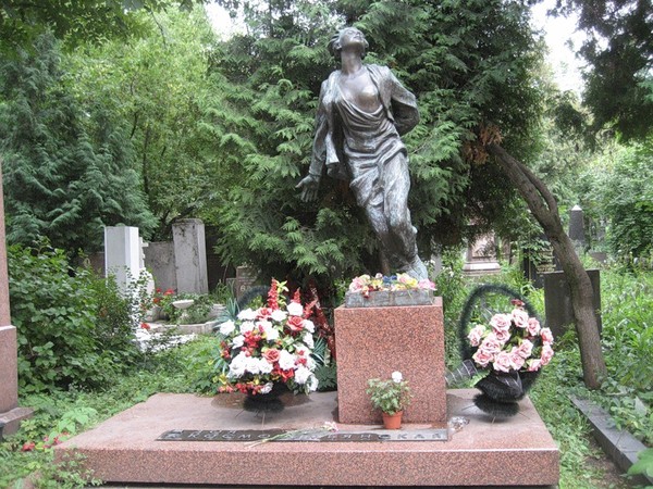 Надгробный памятник Герою Советского Союза Зое Космодемьянской (ракурс), 1985. Б