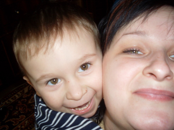 смышленный малыш. ребенок злится. смышленый. одаренные дети на белом фоне. смышленый посаженый названый.