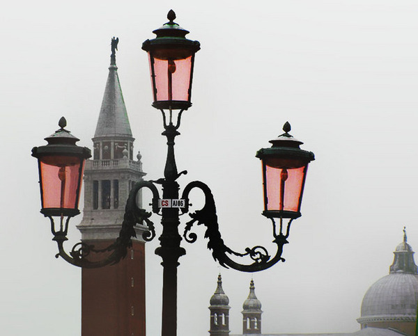 Фонарщик виктор петрович. Человека освещает фонарь. Старинный фонарь. Презентация волшебные фонари фонари. Старый уличный фонарь ханс кристиан андерсен книга.