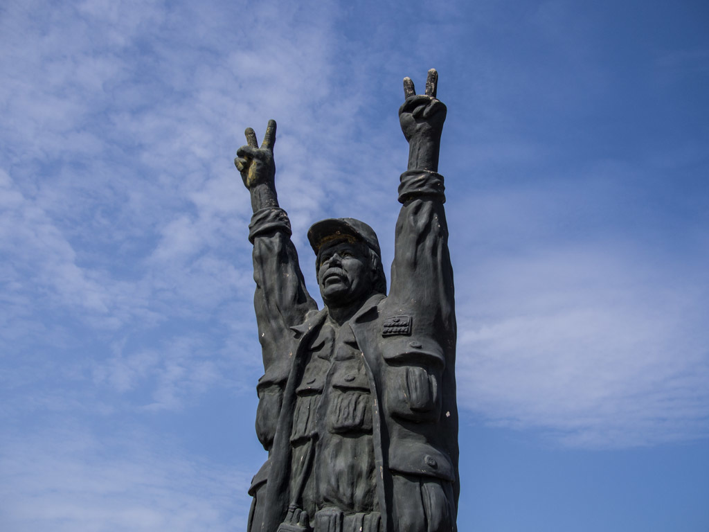 стоит статуя рука поднята