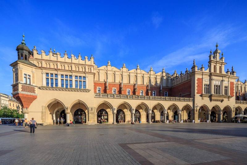 на борту самолета 24 места рядом с запасными выходами и 12 мест. мужчина и женщина нежность.