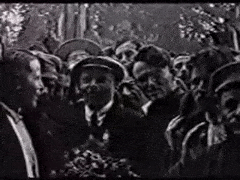 Ленин гиф. Ленин выступает. Революция 1917 гиф. Ленин gif. Ленин на броневике