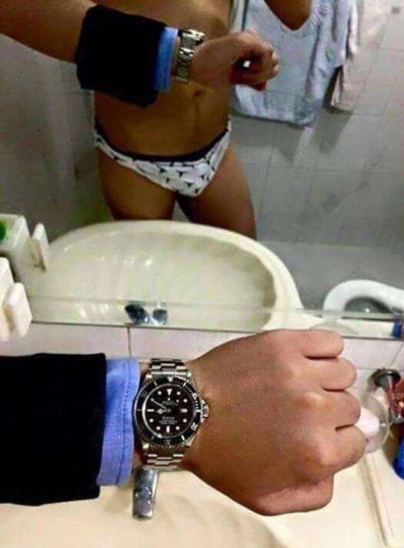 Девушка в зеркале мем