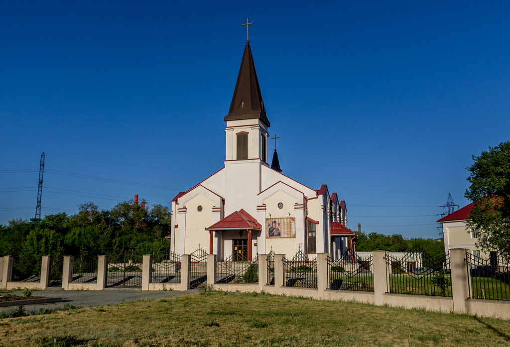 Особенности католического храма Церковь Неустанной помощи Божией Матери в Орске,