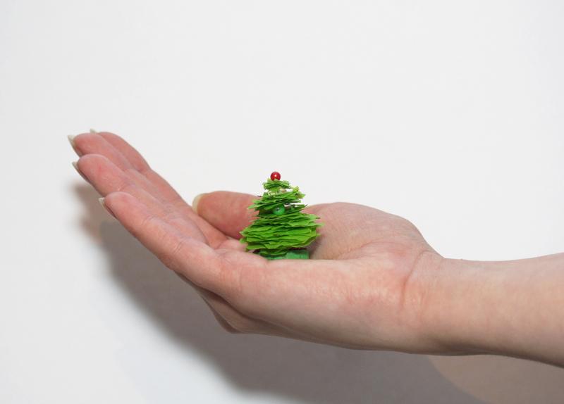 Как сделать маленькую елочку своими руками. Миниатюра елка своими руками. Елочка ершик. Мини куклы на елку своими руками. Миниатюрная елочка своими руками.