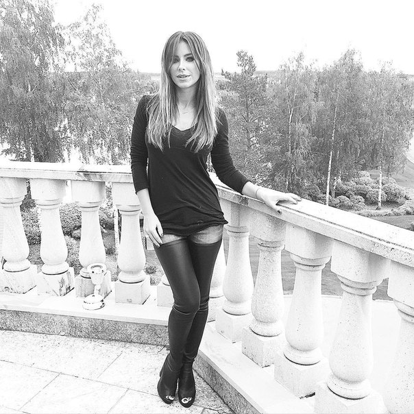 Новый сценический образ Ани Лорак сравнили с костюмом инопланетянина http://actu